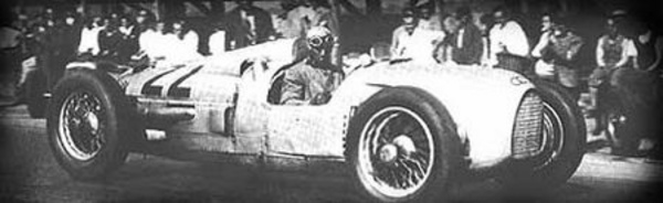 Tazio Nuvolari au volant de la première version (Modèle A) au Grand Prix de Tchécoslovaquie 1934 16 cylindres en V, 4368 cm3, 295 ch, 270 km/h