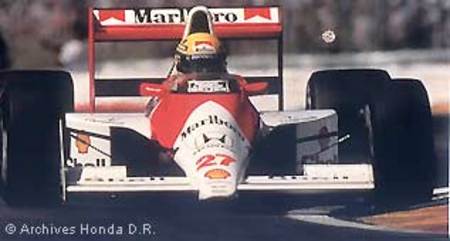 Ayrton Senna pilotant la McLaren Honda
