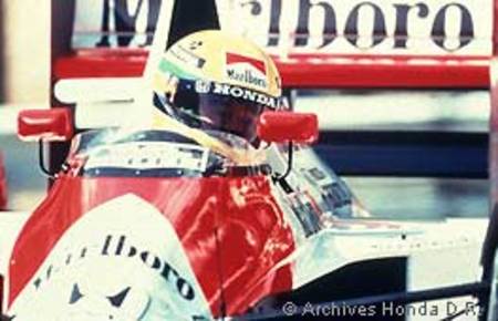 Ayrton Senna pilotant la McLaren Honda