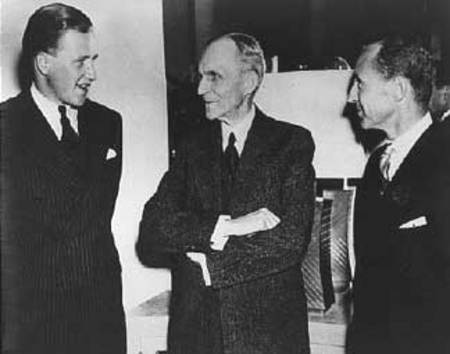 Henry Ford II, 21 ans, en compagnie de son grand père, Henry Ford, et son père, Edsel Ford