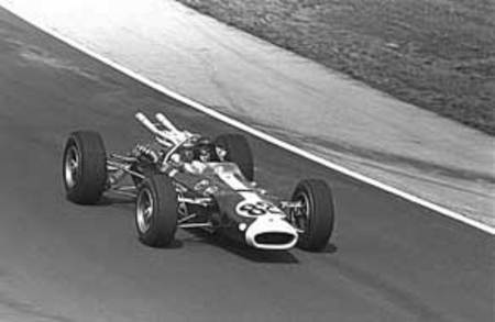 1965 : Jim Clark remporte les 500 Miles d' Indianapolis sur une Lotus à moteur Ford.