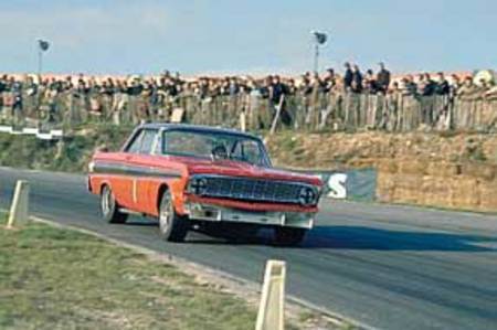 Frank Gardner au volant d'un coupé Ford Falcon Sprint en 1967.