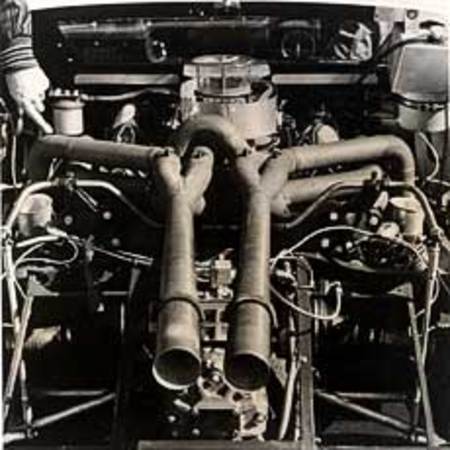 L 'étroit compartiment-moteur de la GT 40 contraindra les ingénieurs à faire passer les échappements