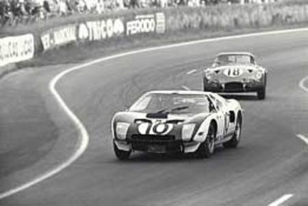 La GT 40 de Phil Hill-Mac Laren pendant les 24 Heures 1964.