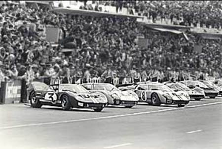 Départ des 24 Heures du Mans 1966. Huit MK II et cinq GT 40 font face à sept Ferrari