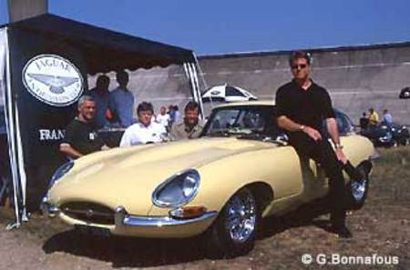 La Type E série 1 4,2 litres de 1966 de M. Fournier et l'équipe du Jaguar Enthusiasts' Club autour d
