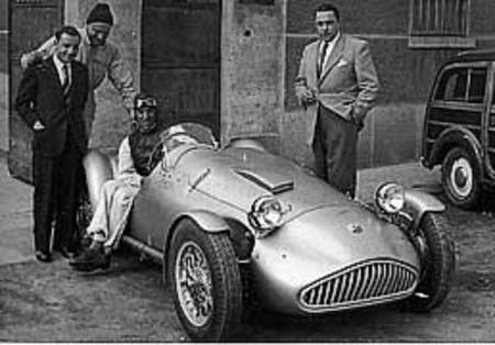 Le roadster 204 A : Tazio Nuvolari (dans la voiture) en visite en mars 1950 chez Carlo Abarth (à droite).
