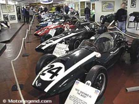 La collection des Cooper avec au premier plan une Cooper T51 de 1959.