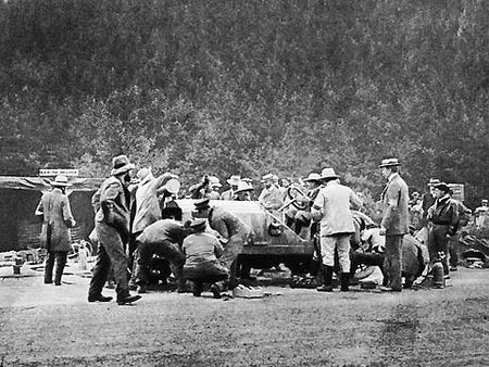 Une Brasier au pit stop Michelin en 1905