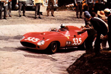 Taruffi, vainqueur après 13 tentative des derniers Mille Miglia.