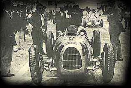 Auto Union 16 cylindres de Hans Stuck au départ de la coupe Acerbo 1934.