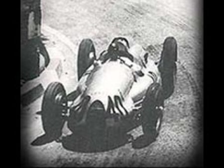 Auto Union type D pilotée par Tuvolari à Pescara 1938.