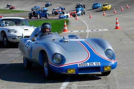 Luc Ferry au volant sur l'anneau de Montlhéry