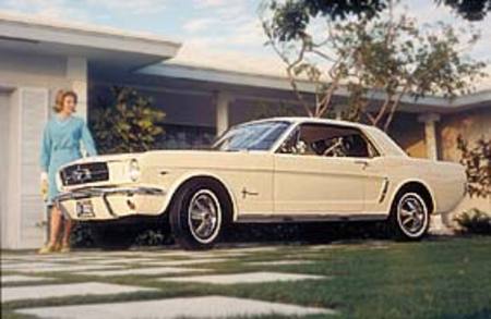 La première Mustang lancée au printemps 1964 a l'apparence d'une voiture de sport mais pas encore le goût.
