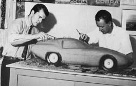 Pete Brock et son assistant achèvent la maquette en clay du prototype 7 litres (1964).