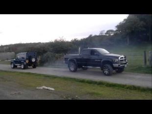 Un Dodge Ram contre un Land Rover Defender