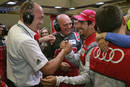 Lucas di Grassi félicité dans le stand Audi