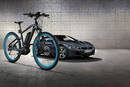 Le BMW Cruise e-Bike Protonic Dark Silver et la BMW i8 dont il est inspiré