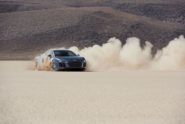 Pub : l'Audi R8 V10 plus vous accueille dans le désert