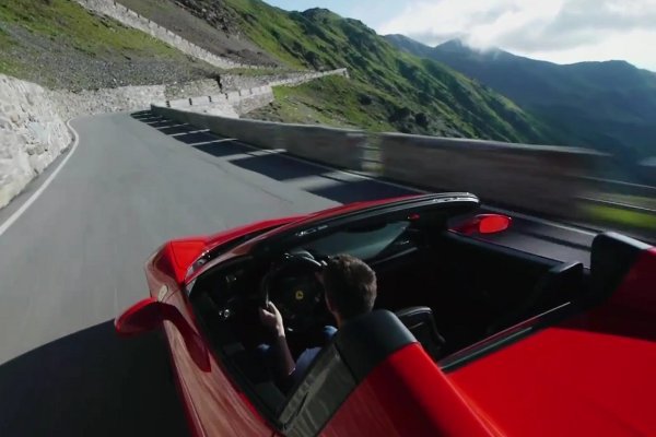 Vidéo : Le Stelvio en Ferrari 458 spider