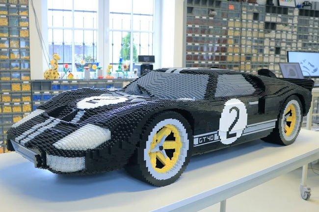 Deux Ford GT en Lego exposées au Mans