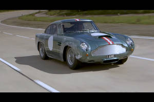 Le prototype de l'Aston Martin DB4 G.T. Continuation en action