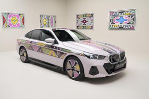 BMW i5 Flow NOSTOKANA : l'Art Car qui change de couleur