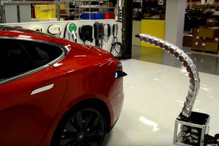 L'étonnant robot chargeur de Tesla en action