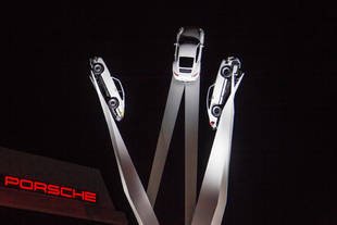 Une sculpture hommage à la 911 sur la Porscheplatz