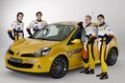 La Clio F1 Team R27 et les pilotes du team Renault.