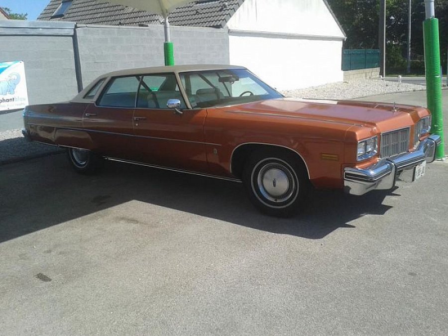 OLDSMOBILE 98 berline 1975