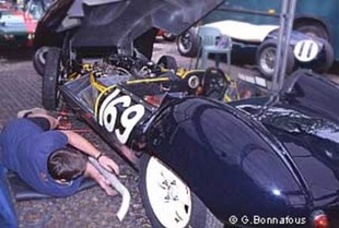 Interview de Stirling Moss - Grand Prix Historique de Pau 2002 Interview - Page 1.com