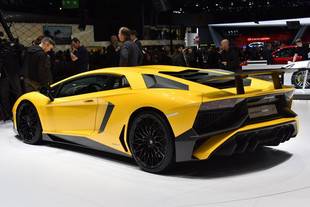 LAMBORGHINI Aventador LP750-4 SV