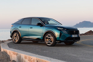 PEUGEOT E-3008 210 ch GT