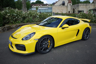 PORSCHE Cayman GT4