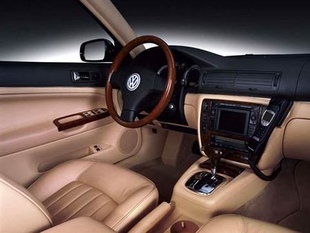 VOLKSWAGEN Passat W8