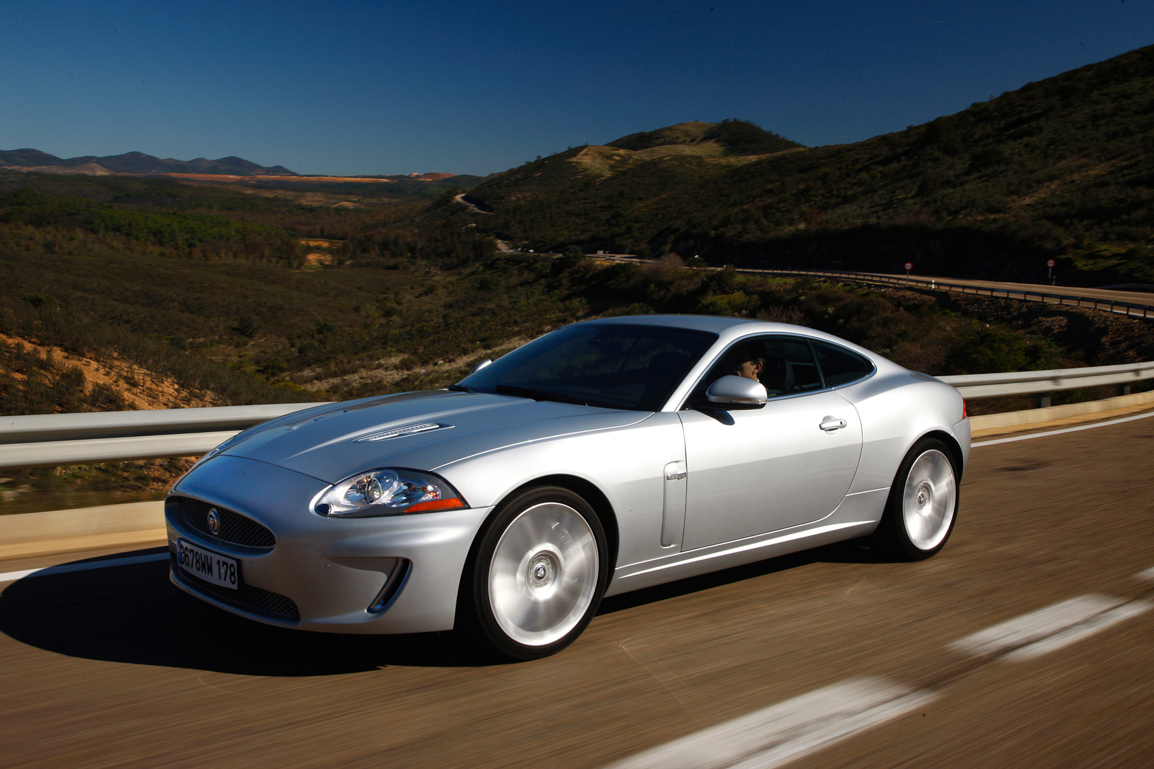 Essai JAGUAR  XKR  coup  Motorlegend