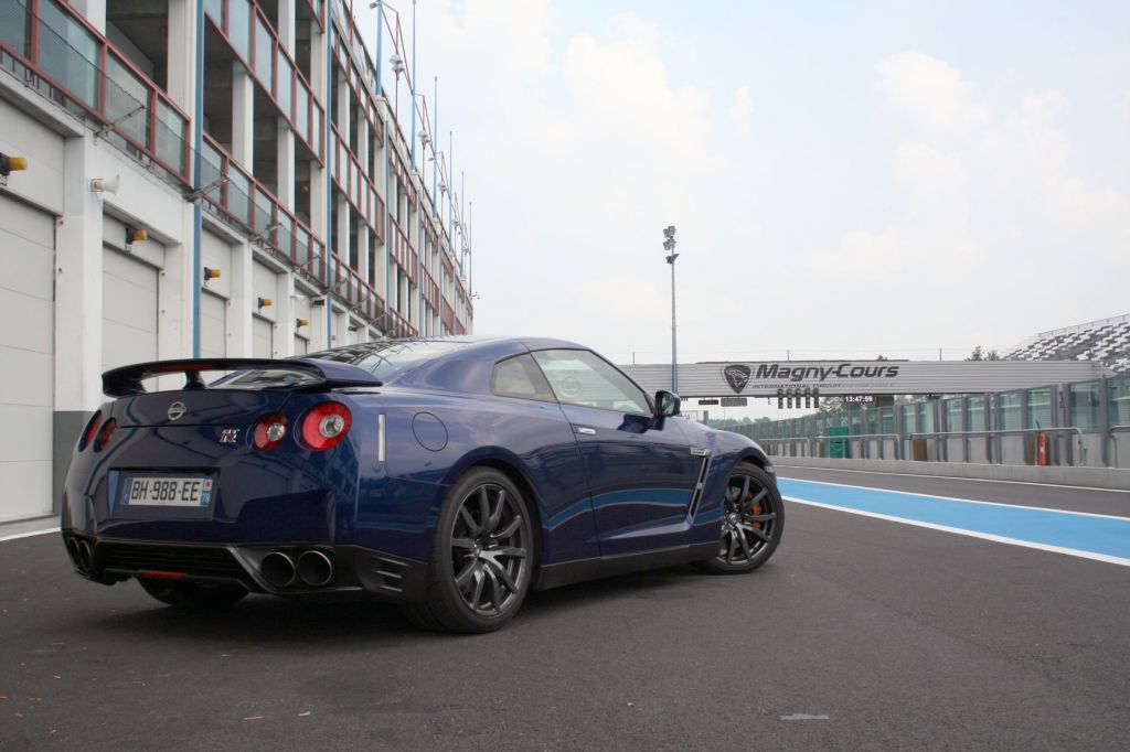 NISSAN GT-R 2011