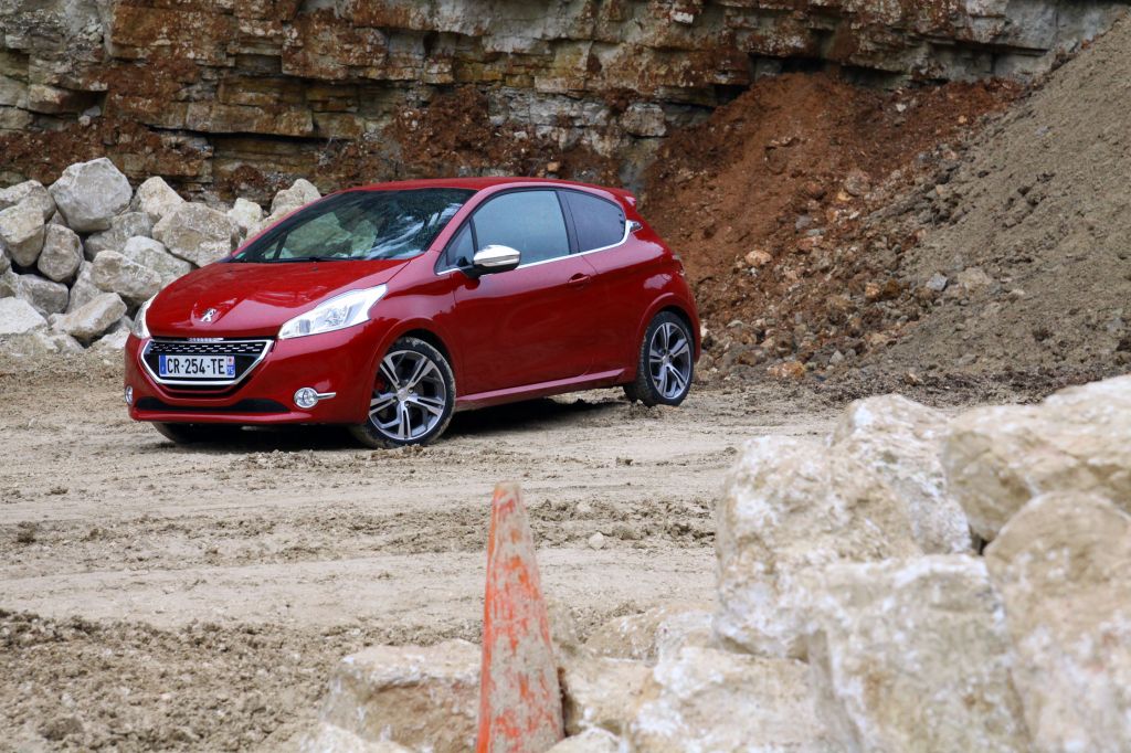 PEUGEOT 208 GTI