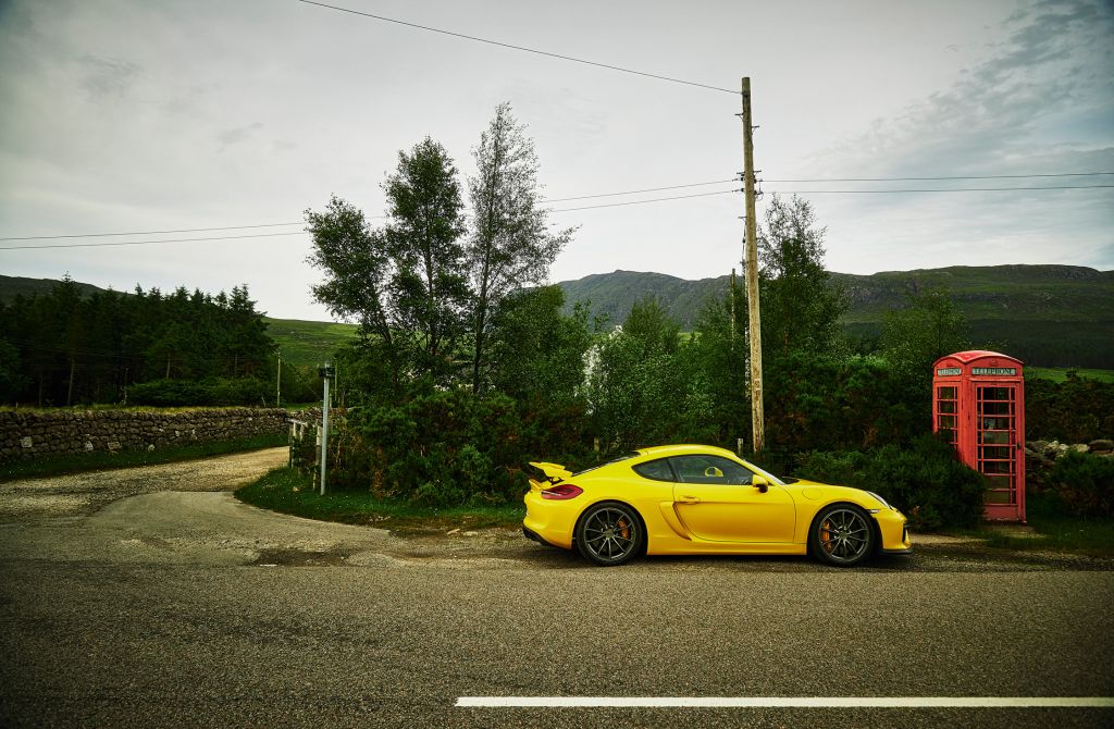 PORSCHE Cayman GT4