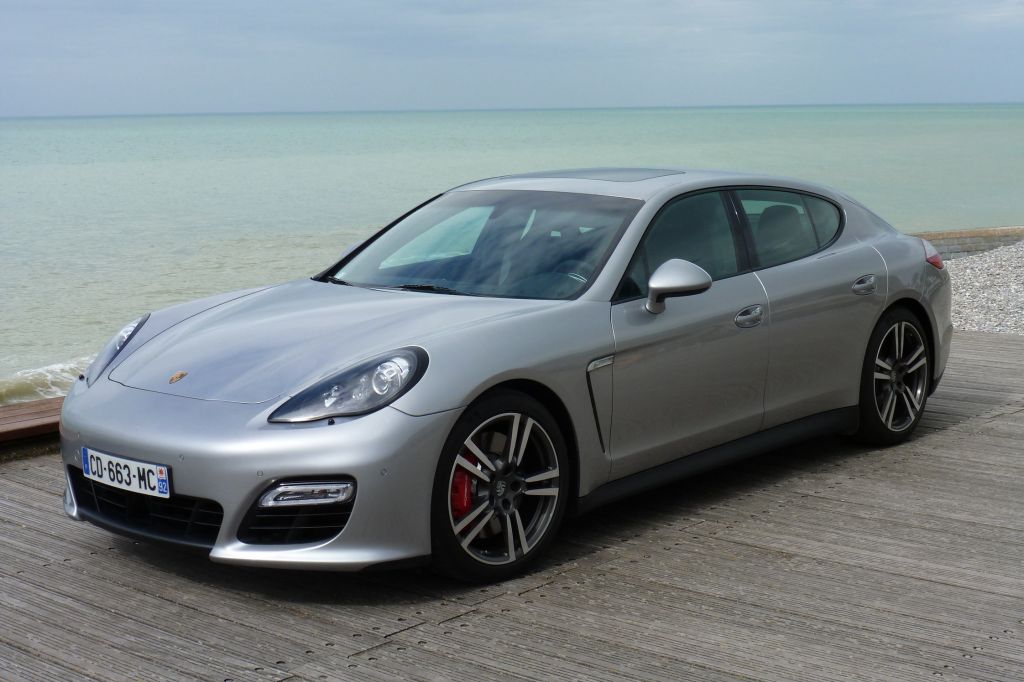 PORSCHE Panamera GTS