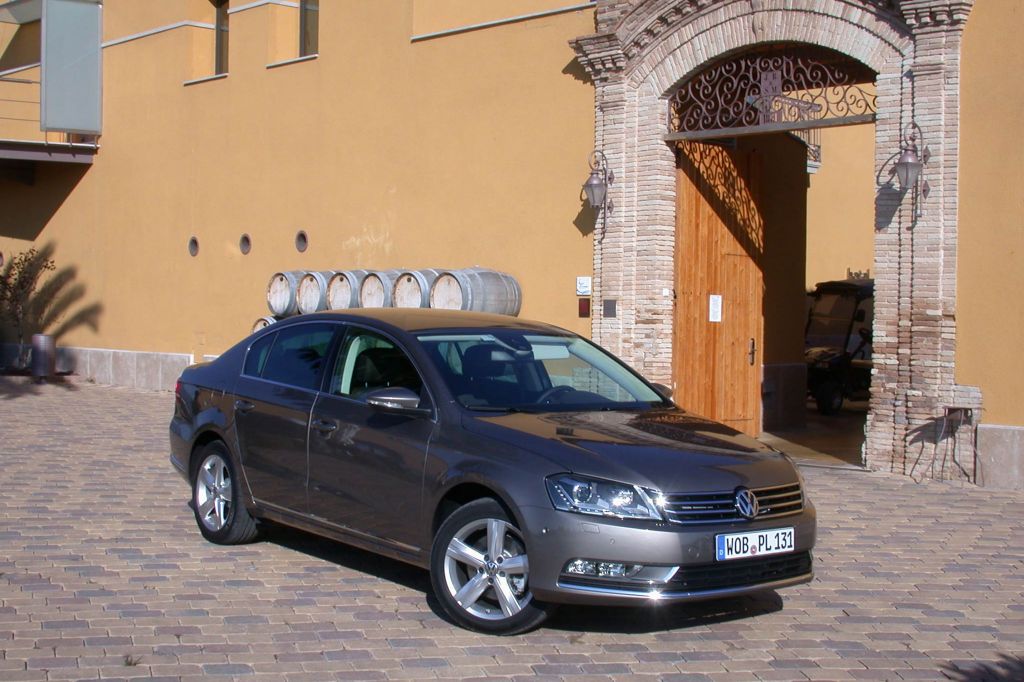 VOLKSWAGEN Passat