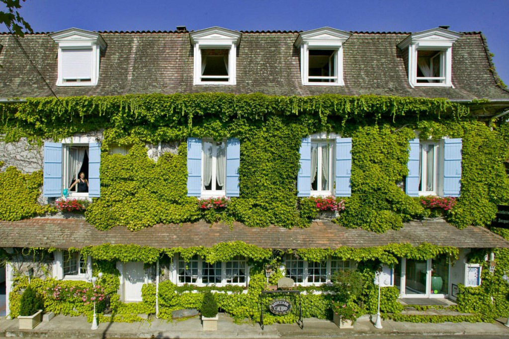 Hostellerie Saint Jacques - Depuis Massignac, au km 36,3, par la D33 / D67 - Temps de trajet : 43mn - GPS : 45°32'42.4