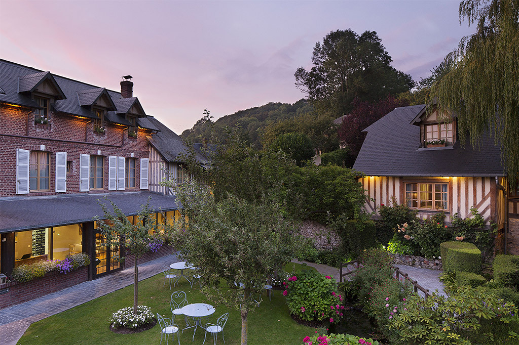 Posez vos valises à l’Auberge de la Source au charme si bucolique. 