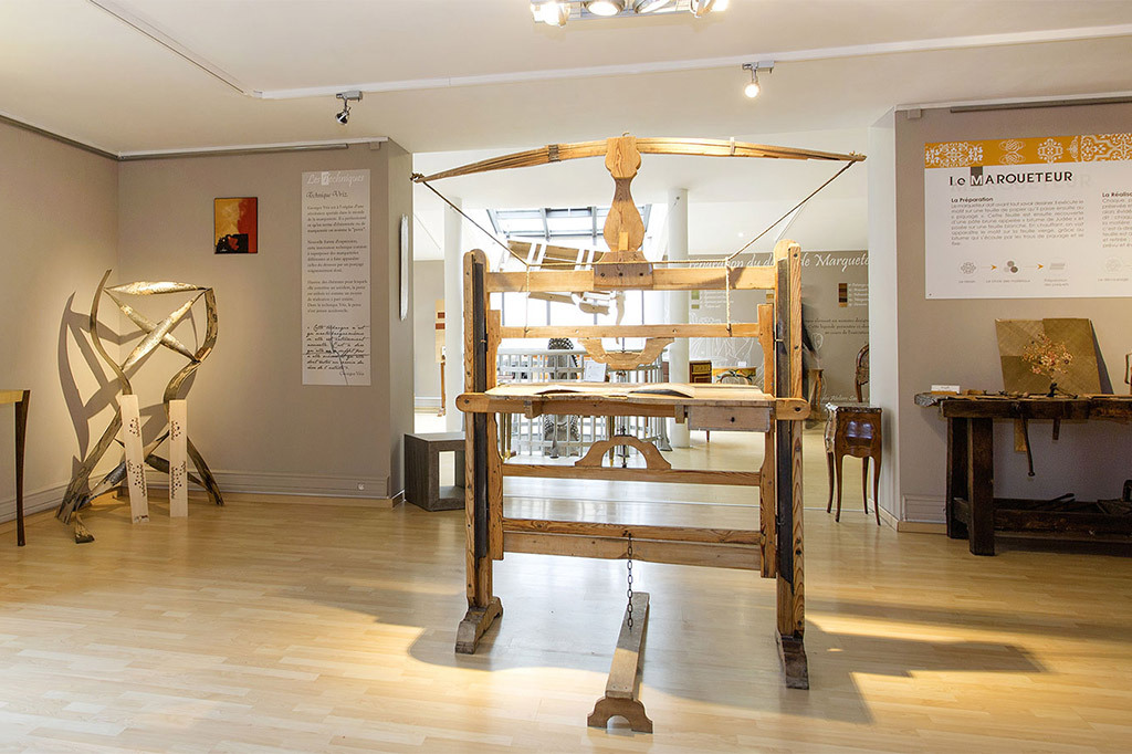 Découvrez l’histoire unique du bois au musée du Bois et de la Marqueterie, ouvert tous les jours.