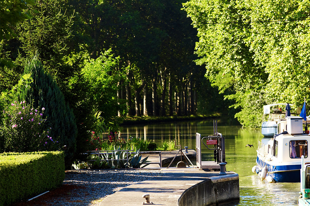 Le canal du Midi relie Toulouse à la mer Méditerranée depuis le XVIIe siècle.