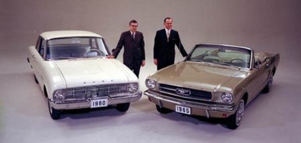 Don Frey et Lee Iacocca aux côtés d'une Ford Falcon de 1960 et de la Mustang de 1965