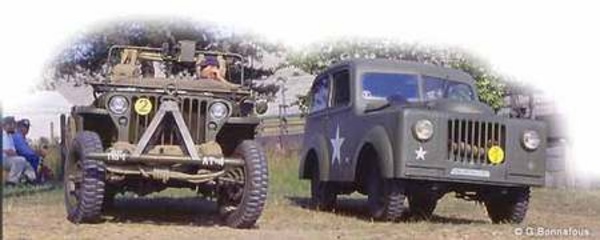 A droite, le prototype de la Jeep Ford Type GPW.