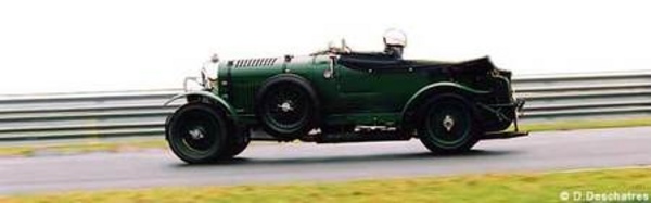 Bentley participa à de nombreuses courses à l'avant guerre. Aujourd'hui on a de nouveau ce superbe spectacle.
