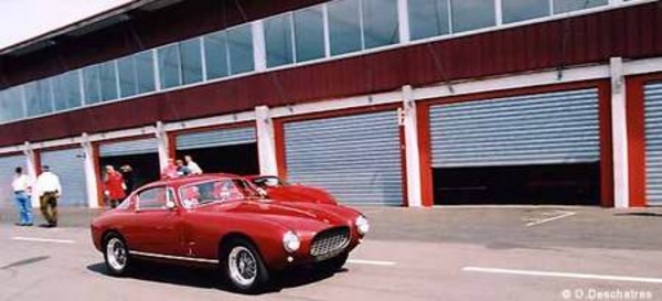 Le V12 lampredi de la Ferrari 250 Europa (1953-1955) développe 200 ch pour une cylindrée de 2933 cm3.